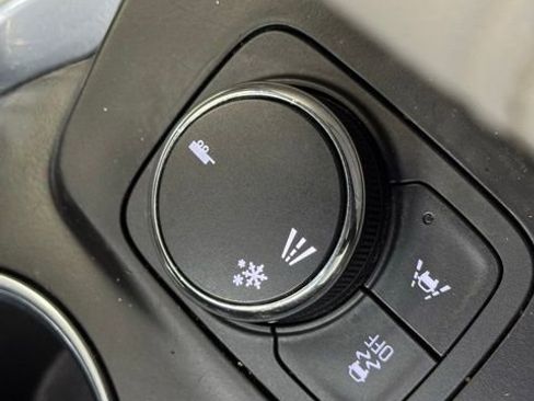 Used 2020 Chevrolet Traverse LT image 26