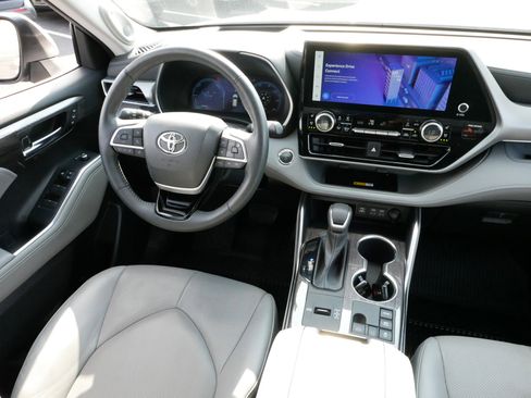 Used 2023 Toyota Highlander Platinum image 9