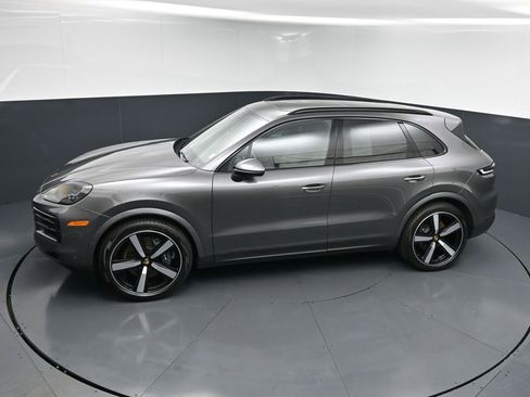 Used 2025 Porsche Cayenne AWD/4WD image 16