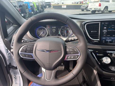 New 2026 Chrysler Pacifica Pinnacle image 30