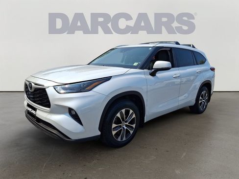 Used 2023 Toyota Highlander XLE AWD/4WD image 3