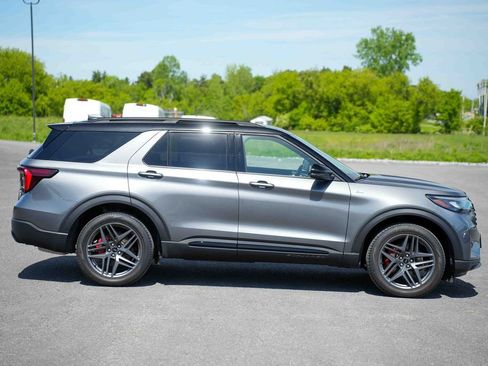 Used 2025 Ford Explorer ST-Line w/ Premium Package AWD/4WD image 4