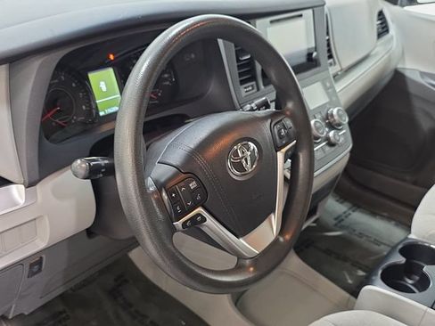 Used 2015 Toyota Sienna LE FWD image 14
