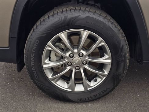 Used 2019 Jeep Cherokee Latitude Plus w/ Comfort/Convenience Group AWD/4WD image 8