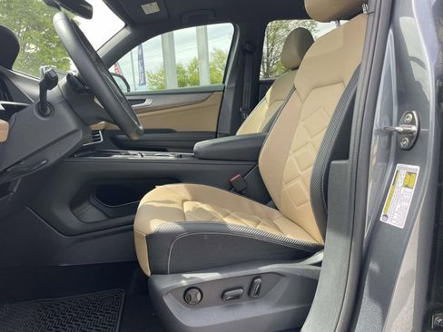 Used 2025 Volkswagen Atlas Cross Sport SE w/ Panoramic Sunroof Package image 13