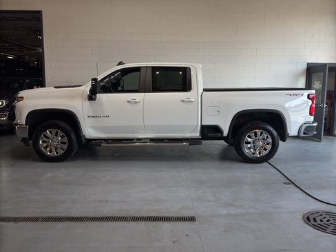 Used 2021 Chevrolet Silverado 2500 LT w/ Fleet Comfort Package AWD/4WD image 2