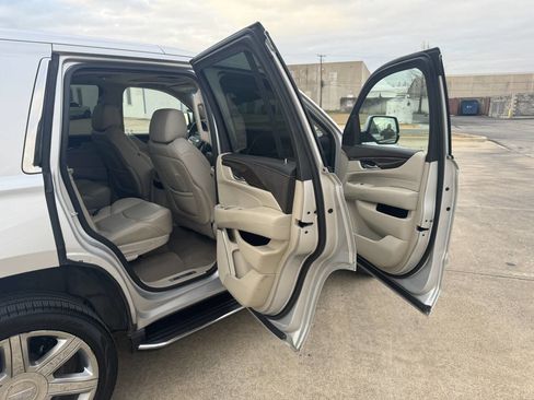 Used 2018 Cadillac Escalade Luxury image 17