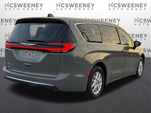 Used 2023 Chrysler Pacifica Touring-L image 5