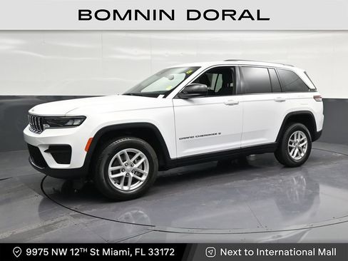 Used 2023 Jeep Grand Cherokee Laredo AWD/4WD image 1