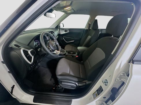 Used 2025 Kia Soul LX w/ LX Technology Package FWD image 13