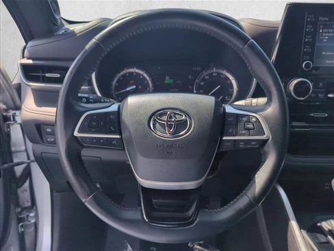 Used 2022 Toyota Highlander XSE FWD image 11