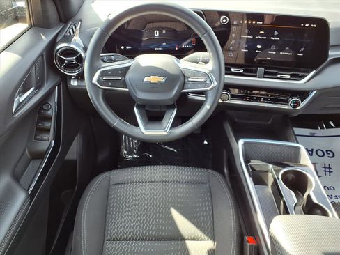 Used 2025 Chevrolet Equinox LT image 3