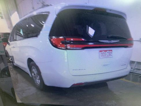 Used 2023 Chrysler Pacifica Limited image 4