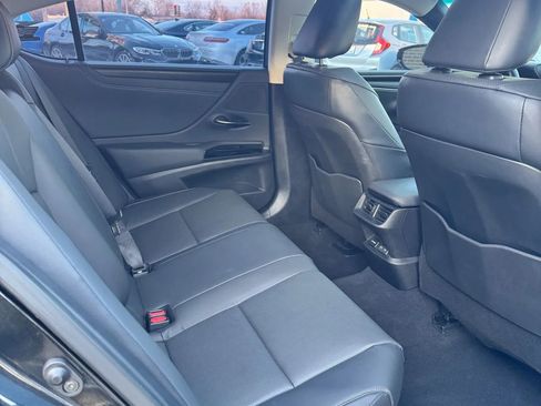 Used 2024 Lexus ES 300h F Sport image 15