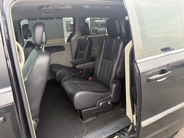 Used 2015 Chrysler Town & Country Touring FWD image 19