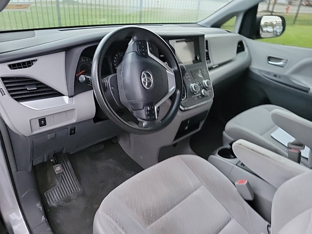 Used 2015 Toyota Sienna LE FWD image 7