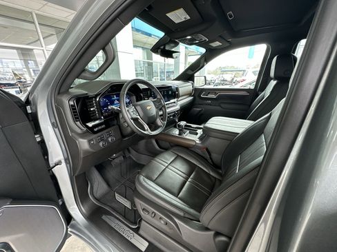 Used 2025 Chevrolet Silverado 1500 High Country AWD/4WD image 10