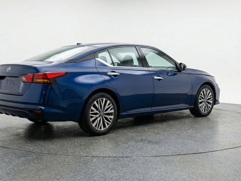 Used 2025 Nissan Altima 2.5 SV image 9