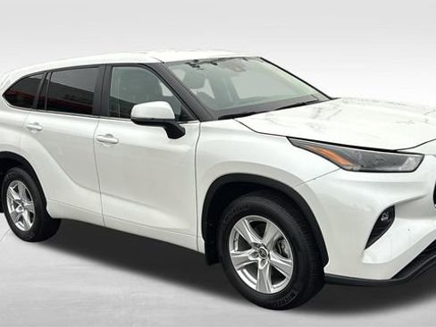 Used 2025 Toyota Highlander LE AWD/4WD image 30