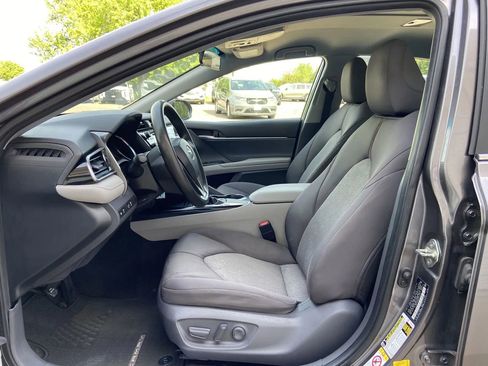 Used 2019 Toyota Camry LE FWD image 11