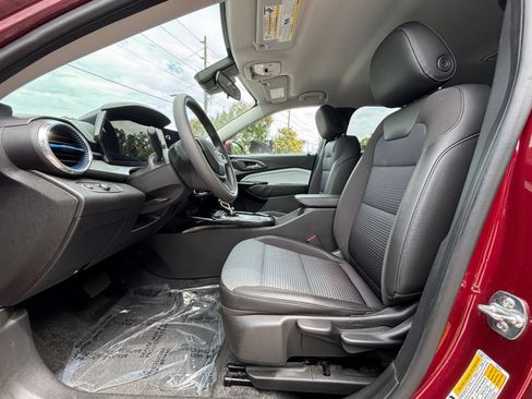 Used 2025 Chevrolet Trax LT FWD image 22