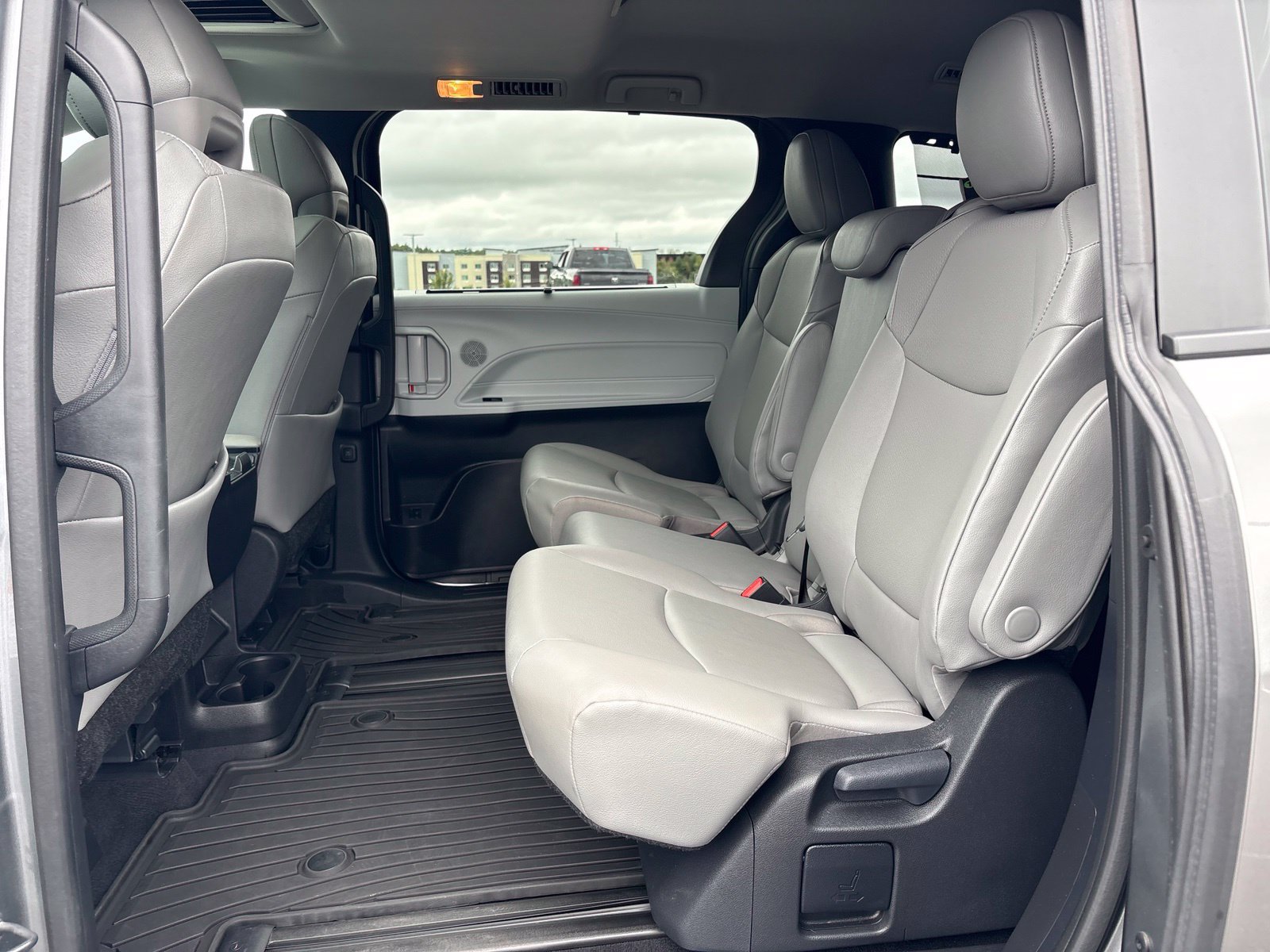 Used 2026 Toyota Sienna XLE FWD image 34