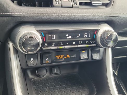 Certified 2021 Toyota RAV4 XLE Premium AWD/4WD image 31