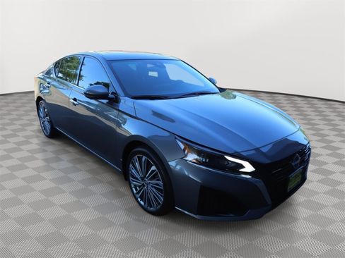 Used 2025 Nissan Altima 2.5 SL FWD image 3