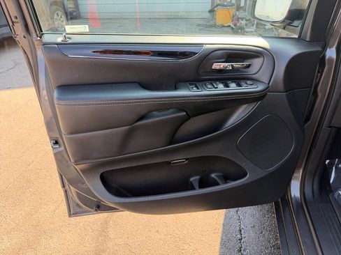 Used 2018 Dodge Grand Caravan SE FWD image 19