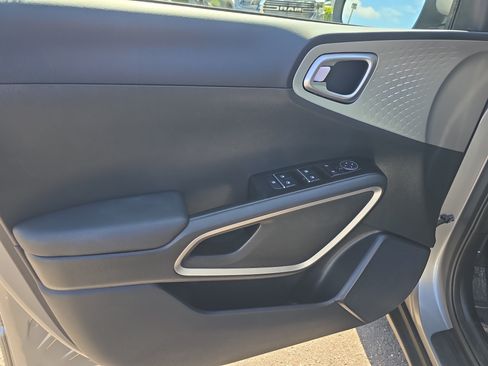 Certified 2023 Kia Soul LX w/ LX Technology Package FWD image 17