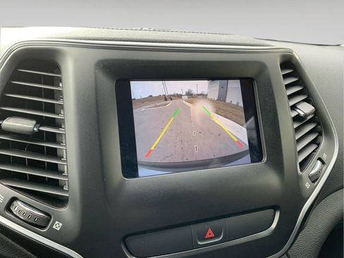 Used 2020 Jeep Cherokee Latitude w/ Cold Weather Group image 21