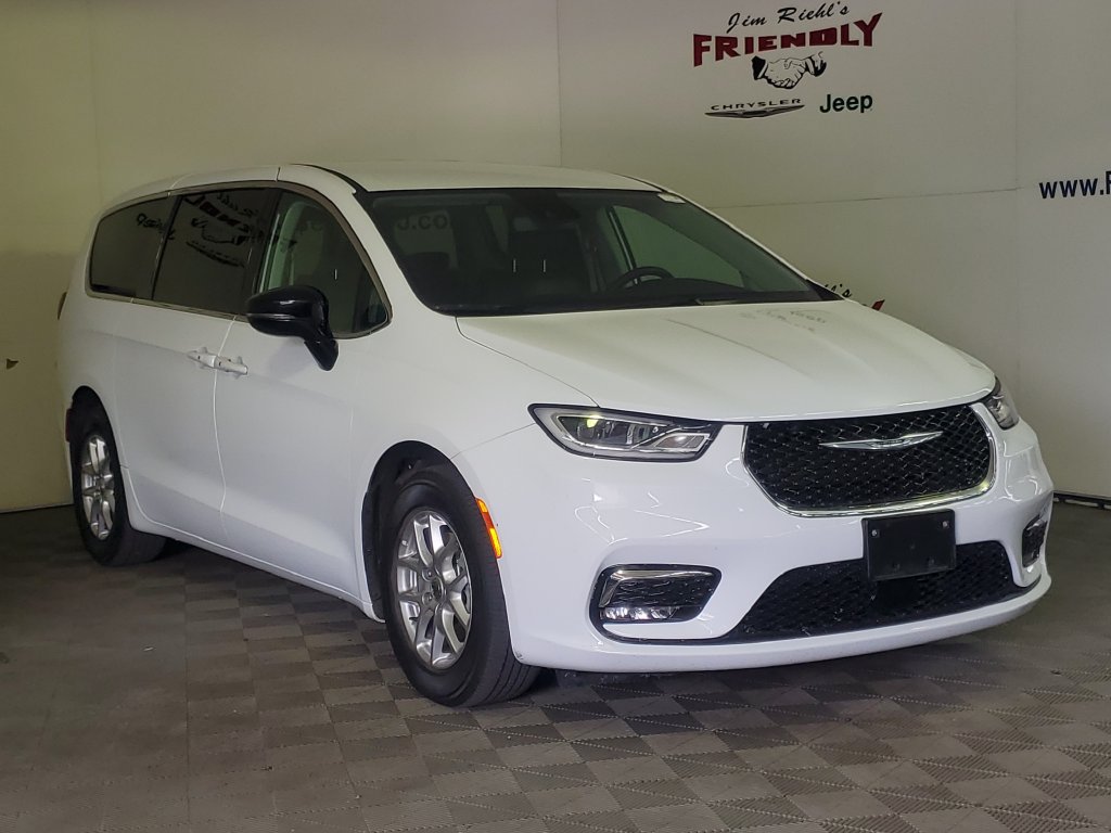Used 2024 Chrysler Pacifica Touring-L FWD image 2