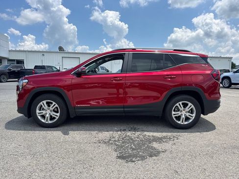 Used 2024 GMC Terrain SLE w/ Driver Convenience Package FWD image 3