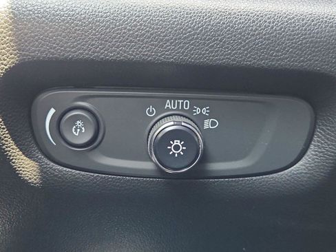 Used 2023 Chevrolet Traverse LT FWD image 17