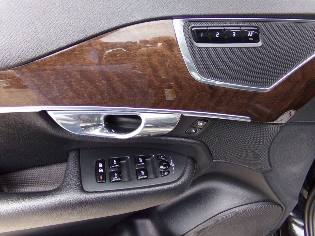 Used 2016 Volvo XC90 T6 Momentum w/ Momentum Plus Package AWD/4WD image 37