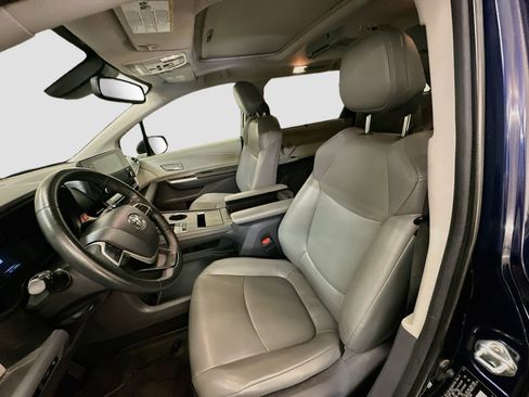 Used 2021 Toyota Sienna XLE AWD/4WD image 13