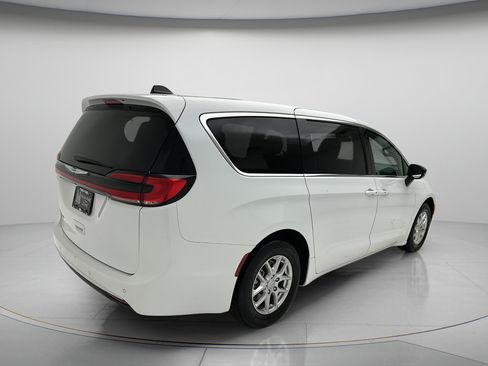 Used 2025 Chrysler Pacifica Select FWD image 5
