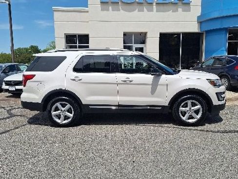 Used 2017 Ford Explorer XLT w/ Equipment Group 202A AWD/4WD image 1