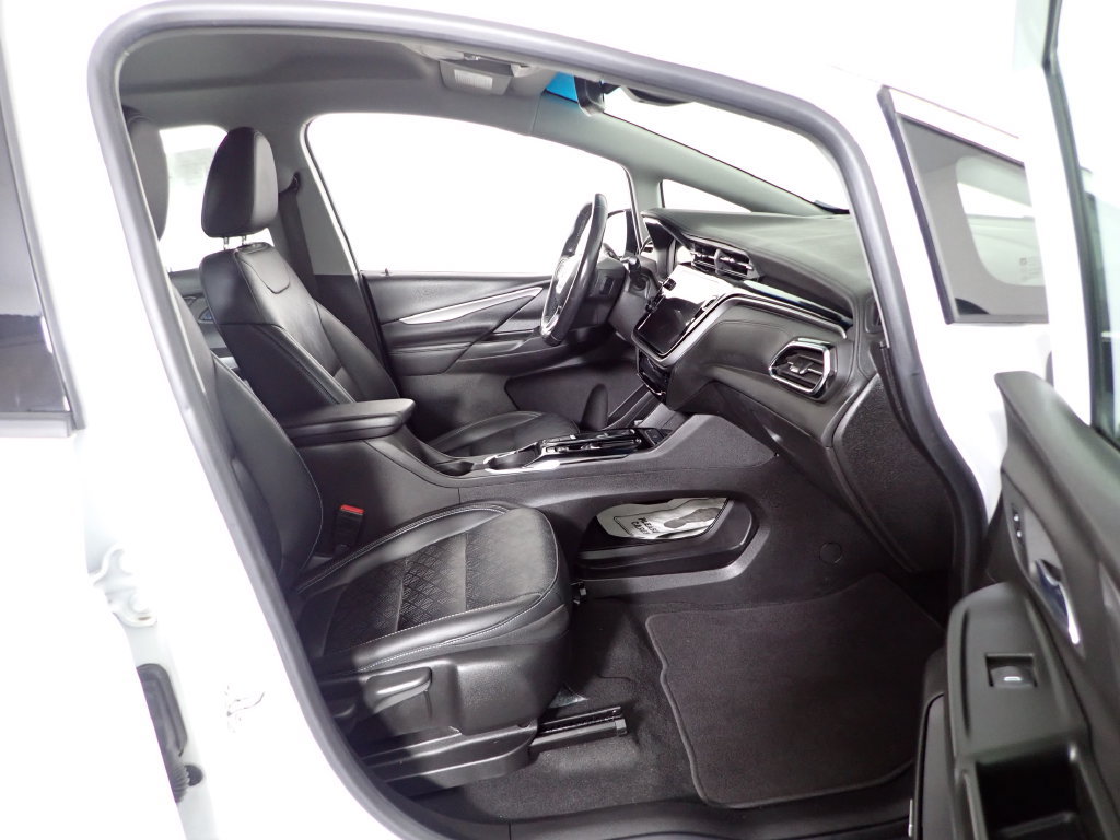 Used 2022 Chevrolet Bolt LT w/ Infotainment Package FWD image 39