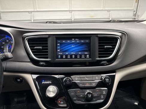 Used 2020 Chrysler Pacifica Touring image 14
