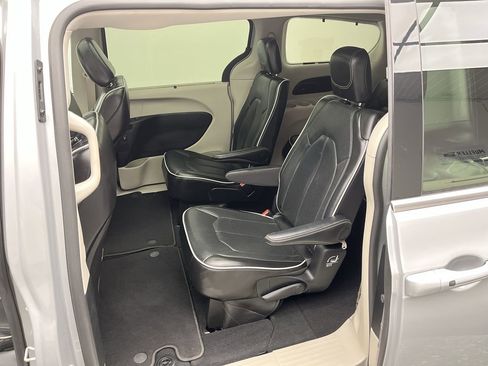 Used 2024 Chrysler Pacifica Limited FWD image 13
