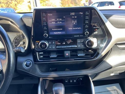 Used 2021 Toyota Highlander XLE image 21