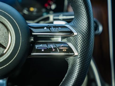 Used 2025 Mercedes-Benz GLC 350e 4MATIC image 29