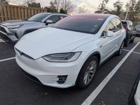 Used 2018 Tesla Model X 75D image 3