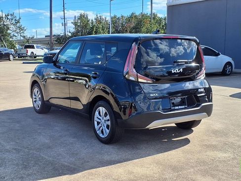 Used 2023 Kia Soul LX image 3