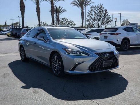 Used 2025 Lexus ES 300h w/ Premium Package image 3
