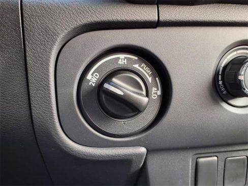 Used 2025 Nissan Frontier SV image 8