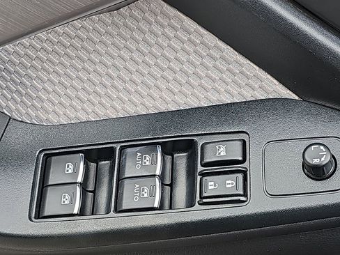 Used 2017 Subaru Forester 2.5i Premium w/ All-Weather Package AWD/4WD image 32