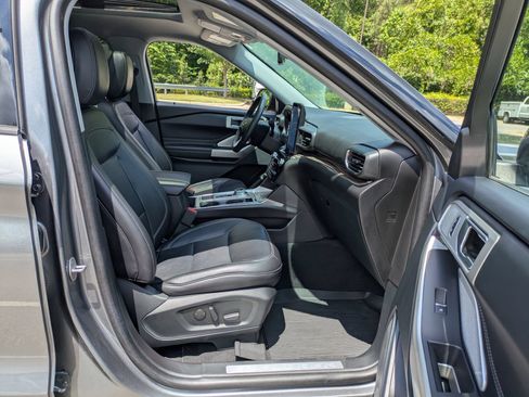 Used 2023 Ford Explorer Limited w/ Limited Technology Package RWD image 40