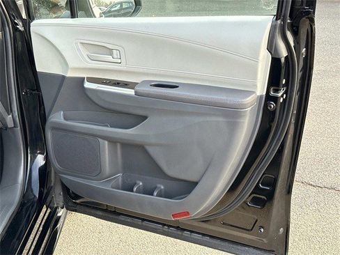 Used 2024 Toyota Sienna LE image 8